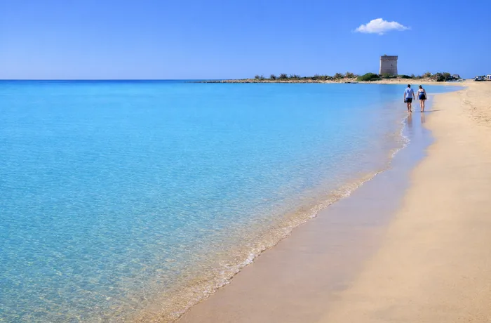 Spiaggia chiara a Porto Cesareo in una giornata luminosa