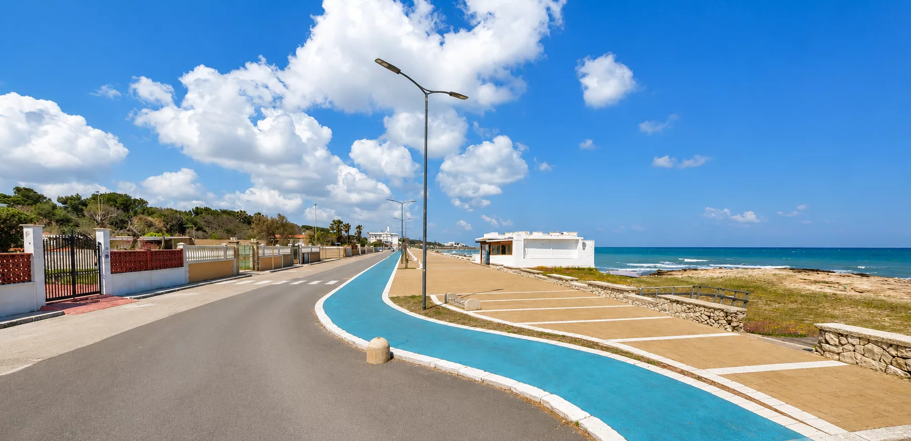 Lungomare di Casalabate per lunghe passeggiate osservando il mare.