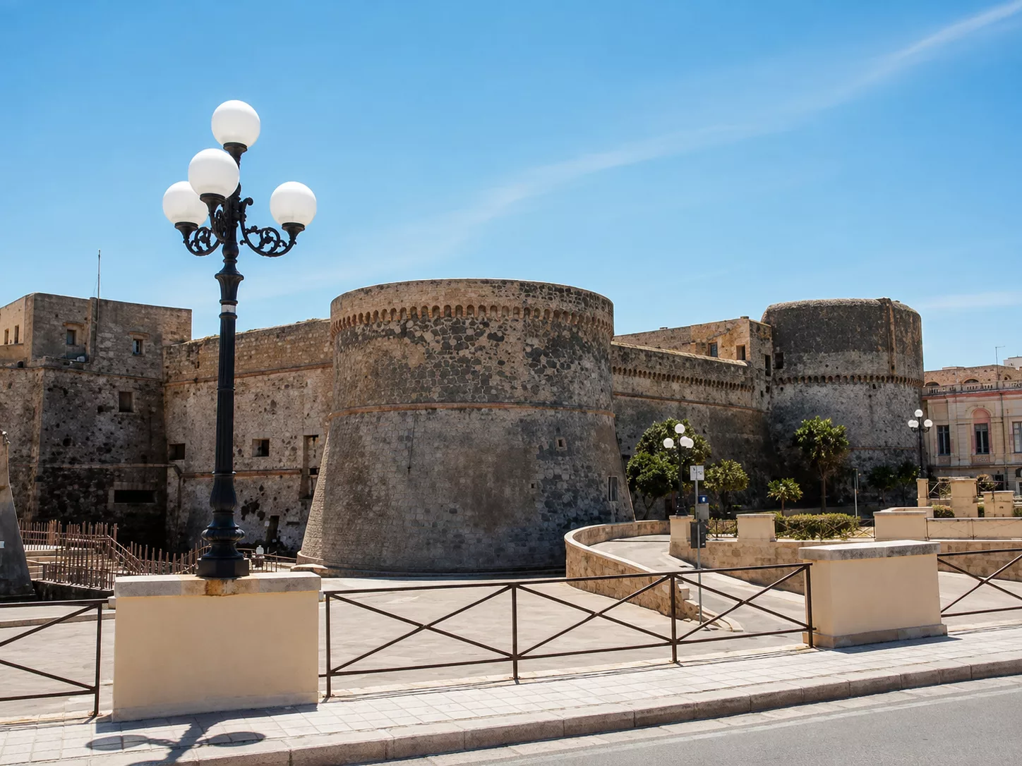 Il Castello Angioino di Gallipoli è un’imponente fortezza sul mare, caratterizzata da possenti torrioni circolari e solide mura difensive.