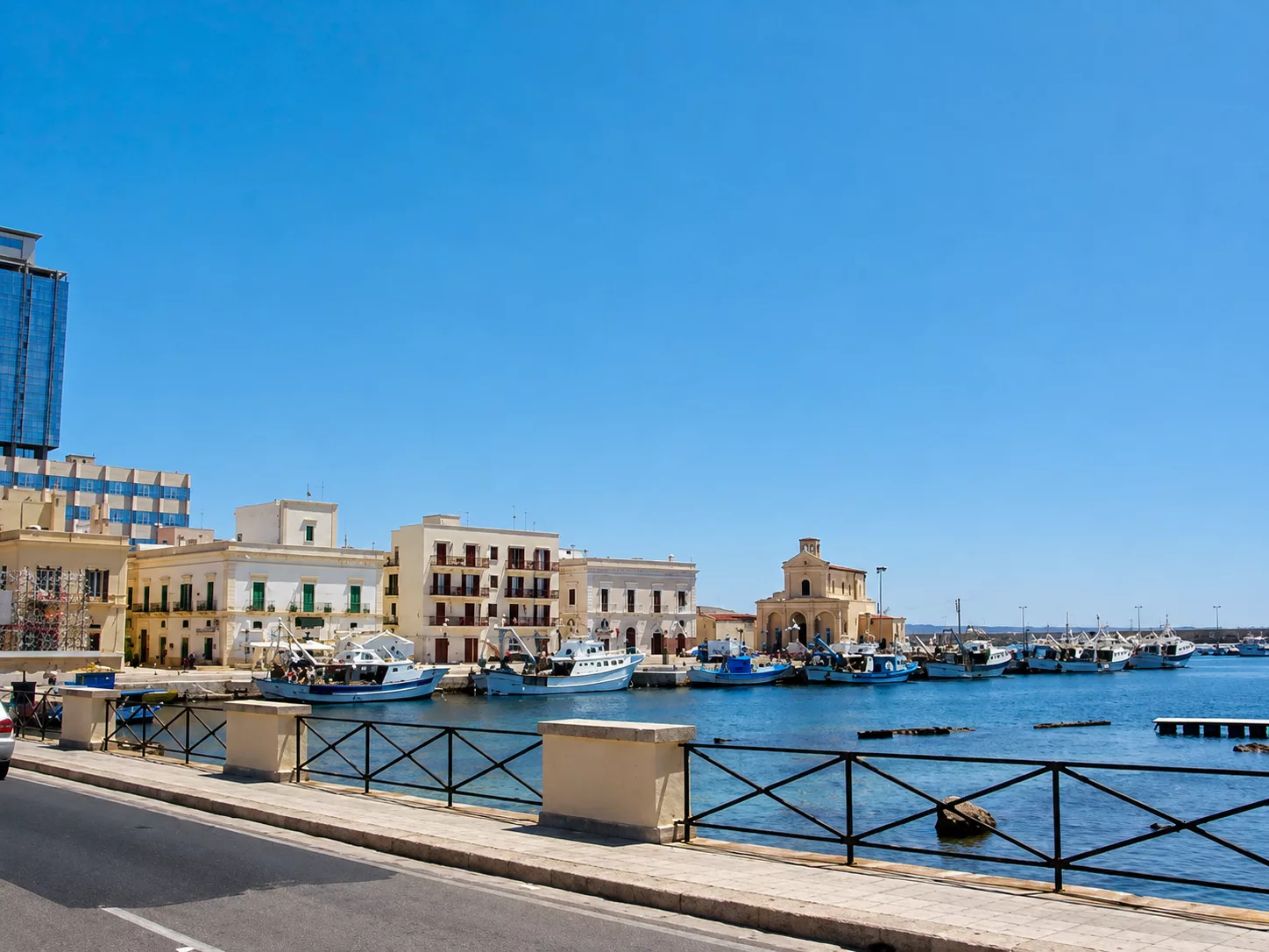 Vista porticciolo e Santuario della Madonna Del Canneto