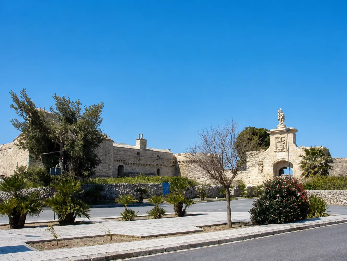 Il Castello di Acaya è una fortezza rinascimentale in pietra, caratterizzata da possenti mura, torri difensive e un elegante ingresso monumentale.