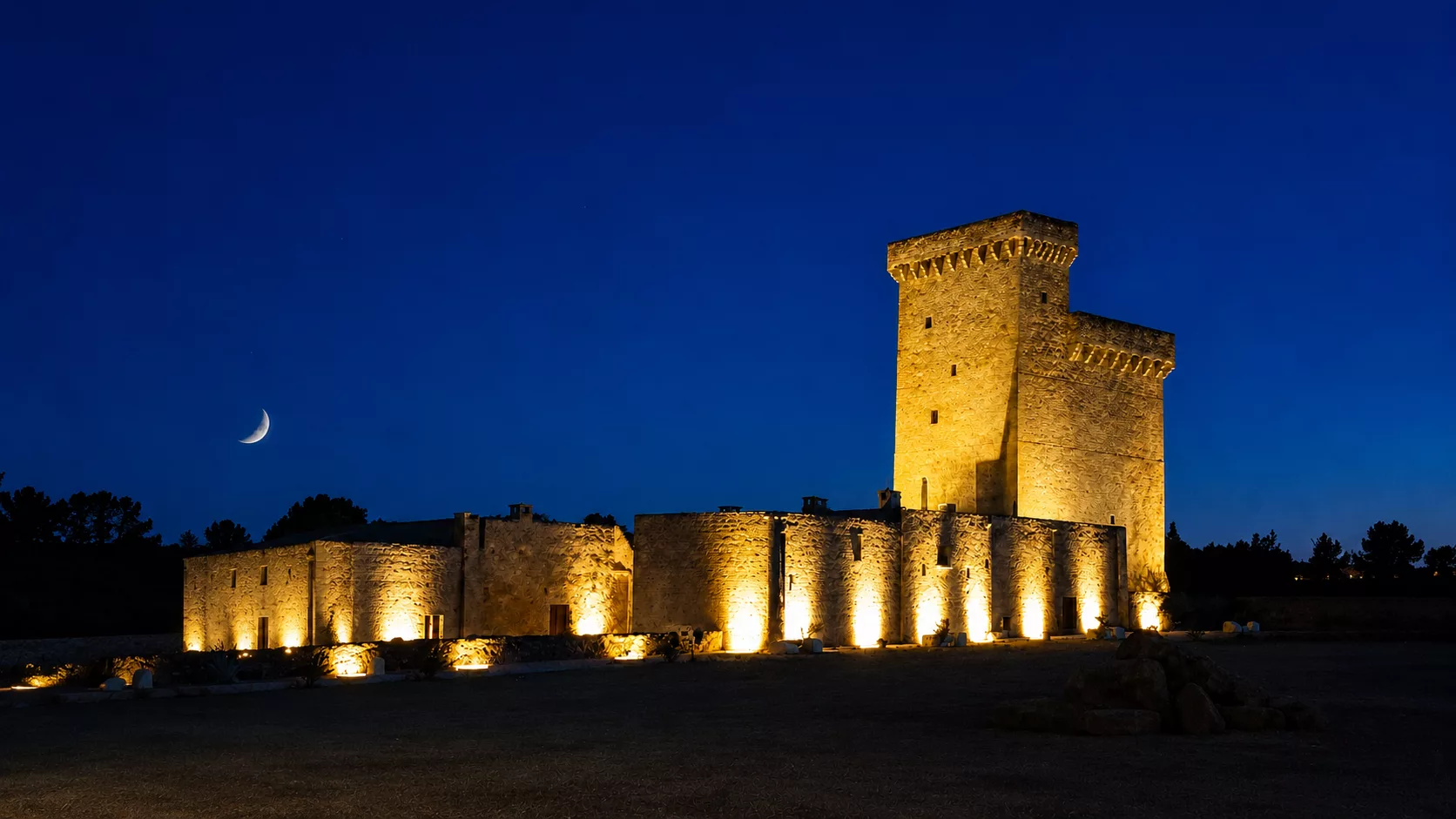 La Masseria fortificata di Celsorizzo è un complesso storico dominato da un’imponente torre difensiva, testimonianza dell’architettura rurale fortificata del Salento.