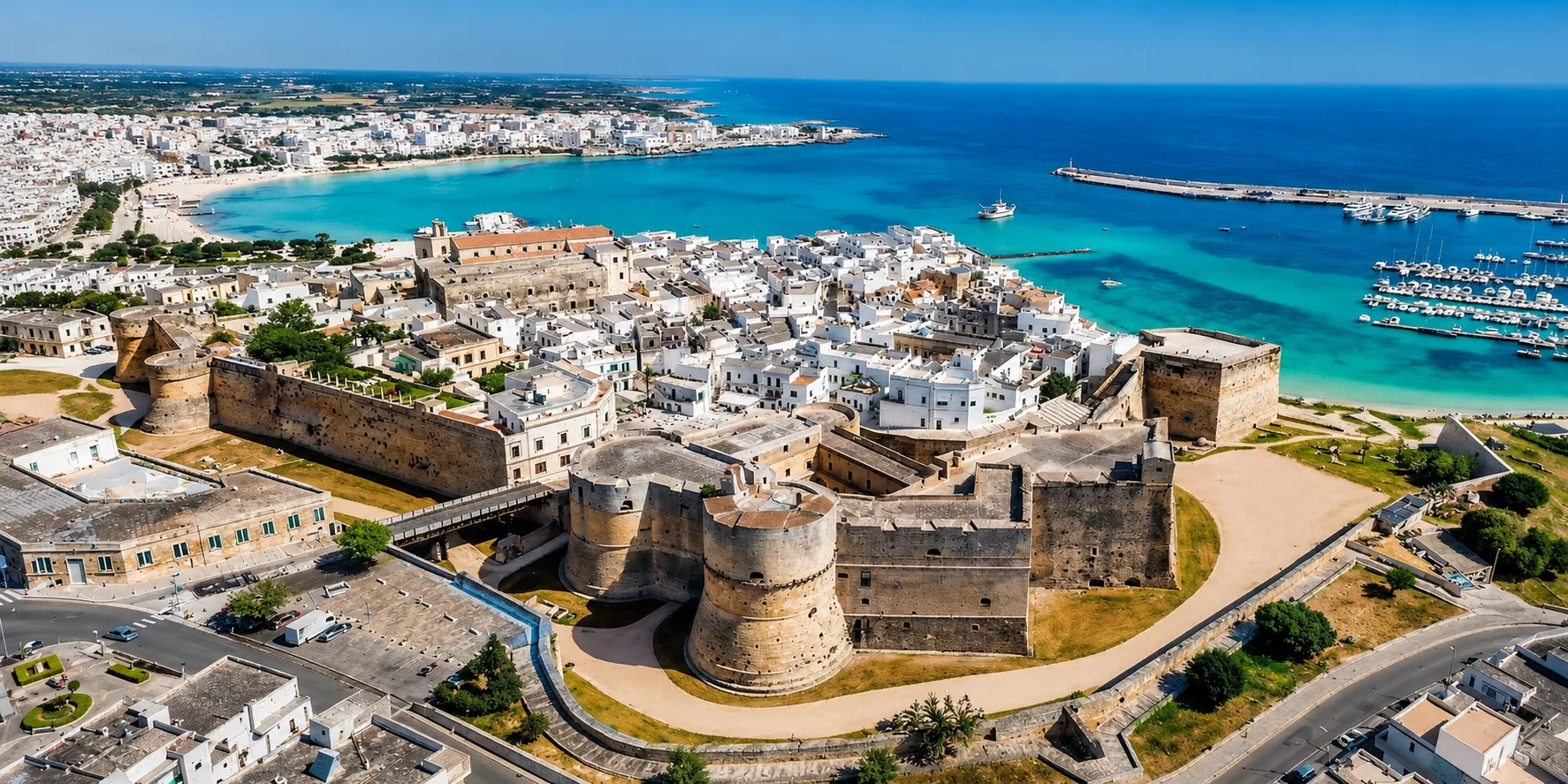 Otranto vista dall'alto con in primo piano il castello