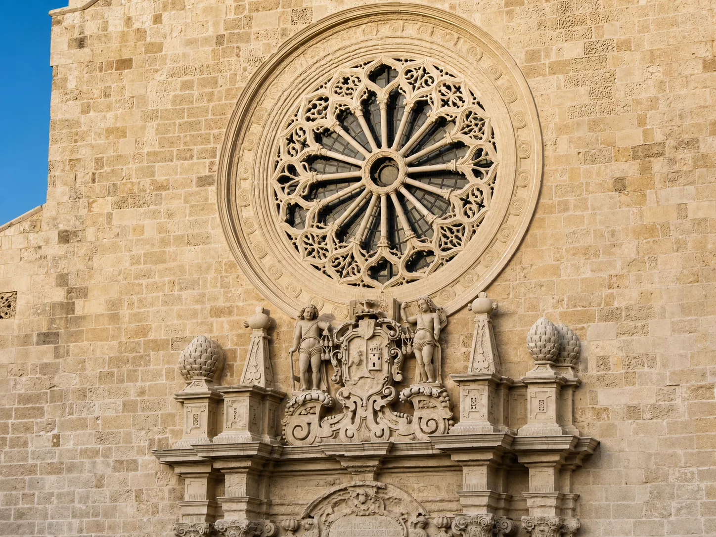 Dettaglio del rosone e delle decorazioni scolpite sulla facciata della Cattedrale di Otranto