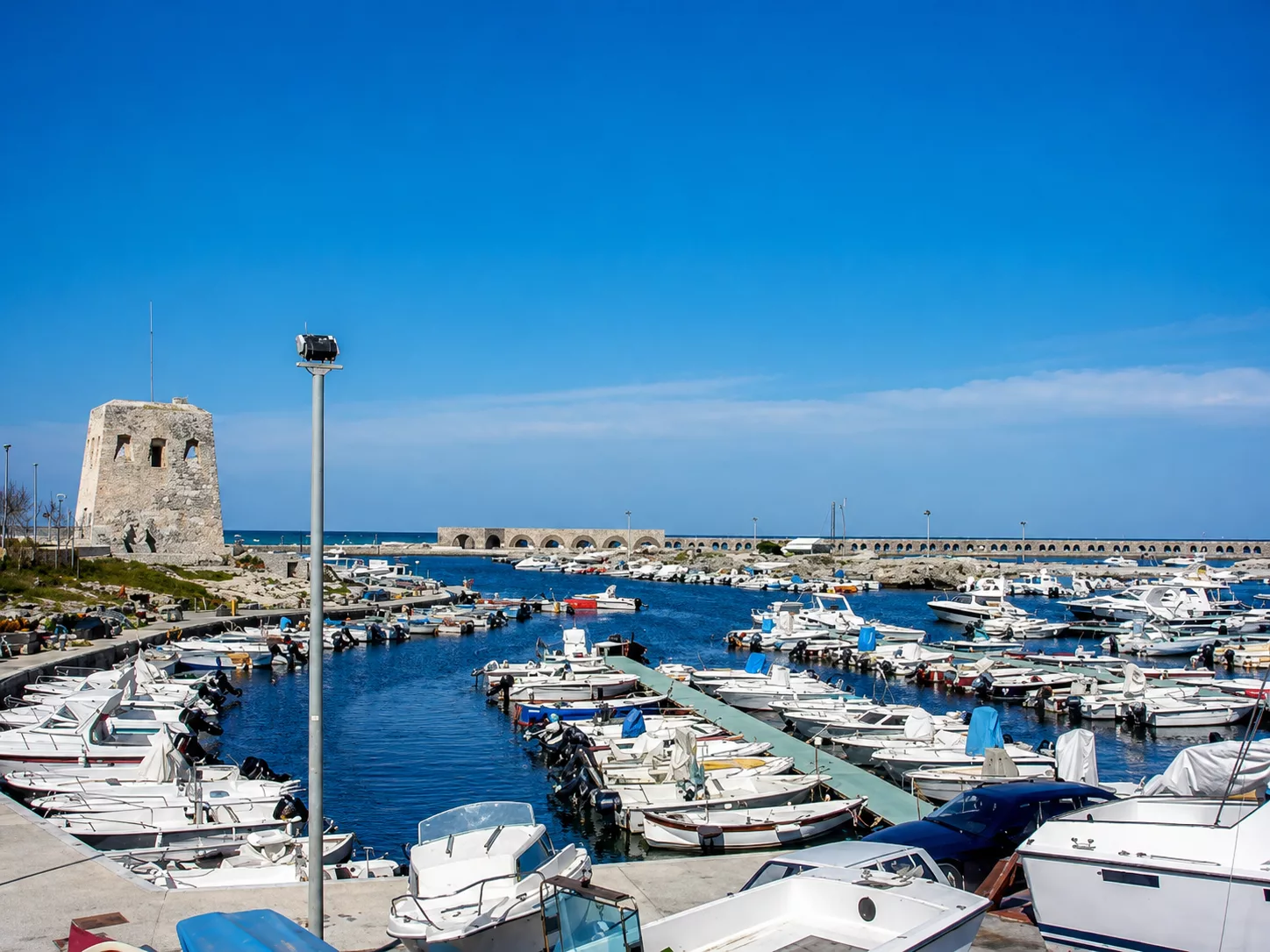 Vista porto con torre di San Foca